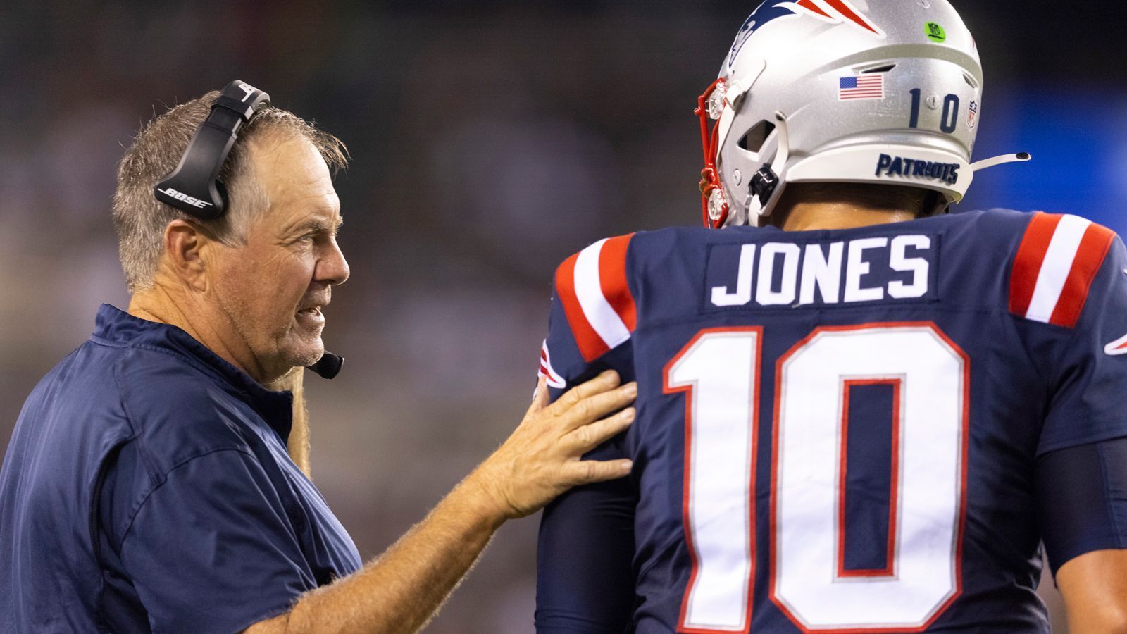 
                <strong>Belichicks emotionaler Ausbruch</strong><br>
                Besser läuft es bei den New England Patriots. Viel besser. Eine neue Zeitrechnung beginnt: Mega-Mac statt Super-Cam. Rookie-Quarterback Mac Jones schlägt ein wie eine Bombe, droppt die Touchdowns wie Nelson Agholor die Pässe. Bill Belichick ist so euphorisiert von seiner Draft-Eroberung, dass er nach einem 77:0 gegen die New York Jets seinen Hoodie ablegt, in seinem Andy-Reid-Gedächtnis-Hawaii-Hemd, das er heimlich immer darunter trägt, vor die Presse tritt, in die Kamera blickt und - Achtung - lächelt. What a time to be alive!
              