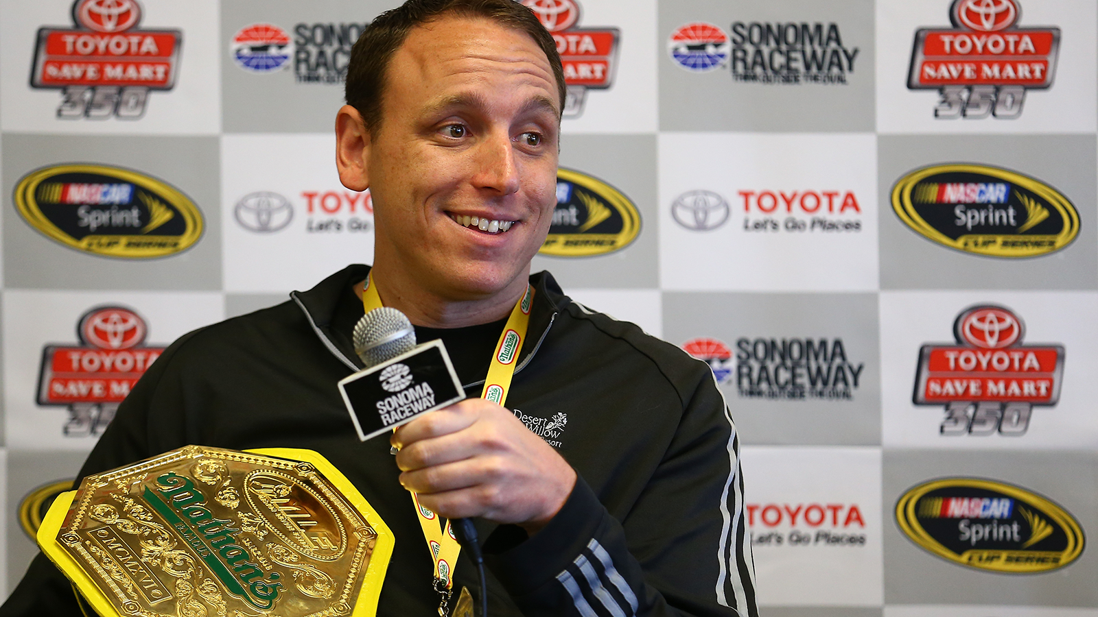 
                <strong>Millionär durch Hot-Dog-Wettessen: Joey Chestnut</strong><br>
                Dem Sieger winkt nämlich nicht nur ein fettes Preisgeld über 10.000 US-Dollar, sondern auch der offizielle Weltmeistertitel, der "Gelbe Senfgürtel" (ja, das meinen wir absolut ernst). Apropos Geld: Joey Chestnut kann sich mittlerweile sogar Millionär nennen. Wie die Ess-Legende im Interview mit "USA Today" 2022 verriet, beläuft sich sein jährliches Einkommen über Wettkämpfe und Werbedeals auf über 500.000 US-Dollar. Sein Nettovermögen soll mittlerweile vier Millionen US-Dollar übersteigen.
              