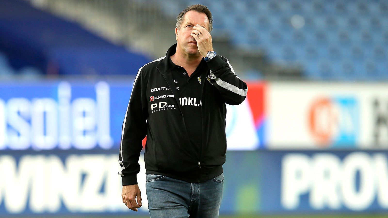 
                <strong>Markus Kauczinski (Dynamo Dresden)</strong><br>
                Der Abstieg von Dynamo Dresen ist praktisch nicht mehr zu verhindern. Der Vertrag von Trainer Markus Kauczinski läuft noch bis zum Sommer 2021 und gilt auch für die 3. Liga. Ungewiss ist allerdings, ob er diesen Vertrag erfüllen darf. Der Vertrag von Sportdirektor Ralf Minge endet am 30. Juni dieses Jahres und wird nicht verlängert. Minge ist für Kauczinski eine wichtige Vertrauensperson. Daher hatte sich der Trainer auch für einen Verbleib von Minge stark gemacht. Über die Nachfolge von Minge wurde noch nicht entschieden. Von dieser Personalie dürfte die Zukunft von Kauczinski abhängen.  
              