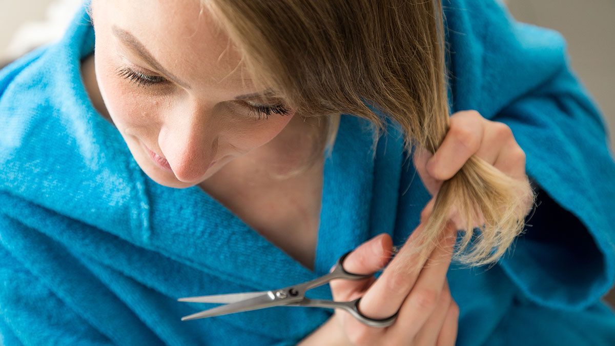 Bei Spliss und Haarspalterei greift ruhig öfters mal auf die eigene Haarschneide-Schere zurück – bei diesem DIY-Schnitt wird eure Haarlänge kaum beeinflusst.