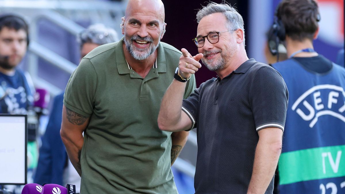 Sport Bilder des Tages Experte Markus Babbel (Sat1) und Moderator Matthias Opdenhoevel (Sat1) unterhalten sich, UEFA European Under-21 Championship 2025 Final, England v Germany Final, National Foo...