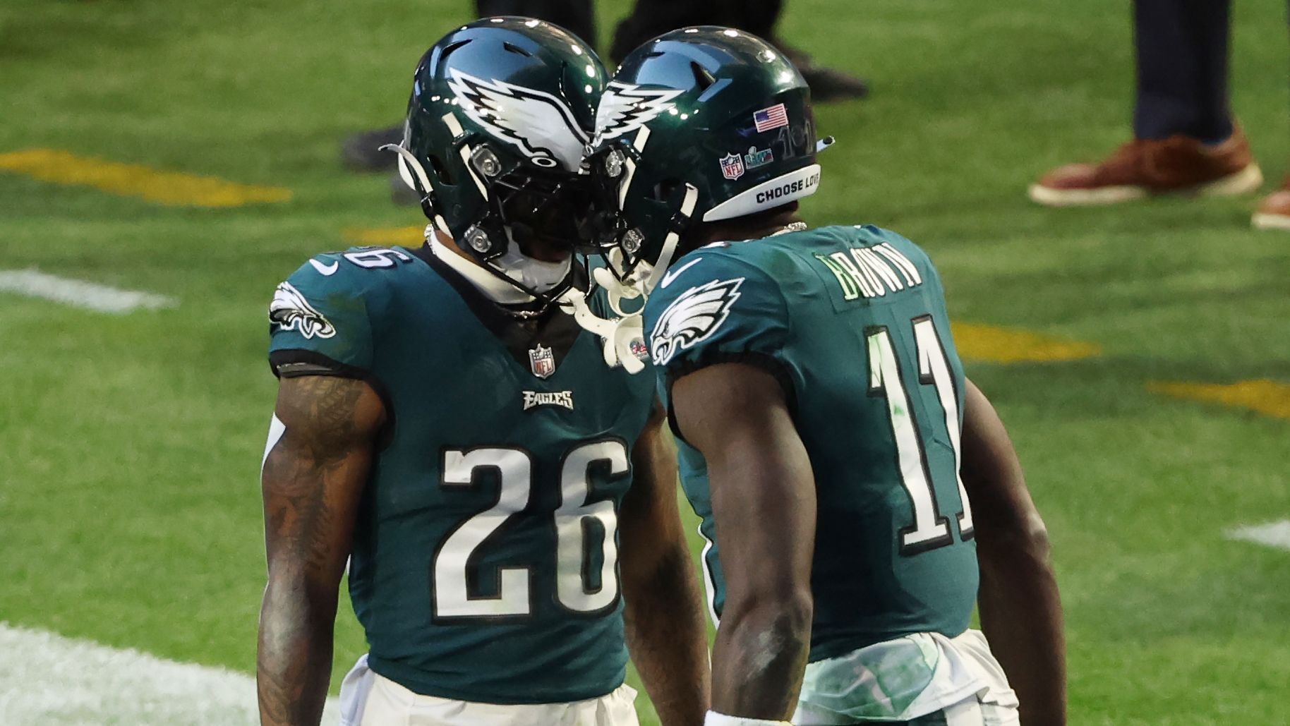 
                <strong>Philadelphia Eagles</strong><br>
                Sanders hatte in Philadelphia sicherlich seinen Anteil am Erfolg, insbesondere in Nick Siriannis Offense. Das Zusammenspiel mit dem ebenfalls sehr laufstarken Quarterback Jalen Hurts funktionierte stark, dies sollte sich auch nach dem Abgang von Offensive Coordinator Shane Steichen unter dessen Nachfolger Brian Johnson nicht ändern. 2023 zählte Sanders zu den Top 5 der Liga auf seiner Position. Das Team wird evaluieren müssen, ob Hurts der Katalysator für Sanders' endgültigen Durchbruch war und wie wichtig der Running Back für den Impact der Offense war. Laut "CBS" würde der Spieler gerne nach "Philly" zurückkehren. Am Ende könnte eine Rückkehr mal wieder am lieben Geld scheitern.
              