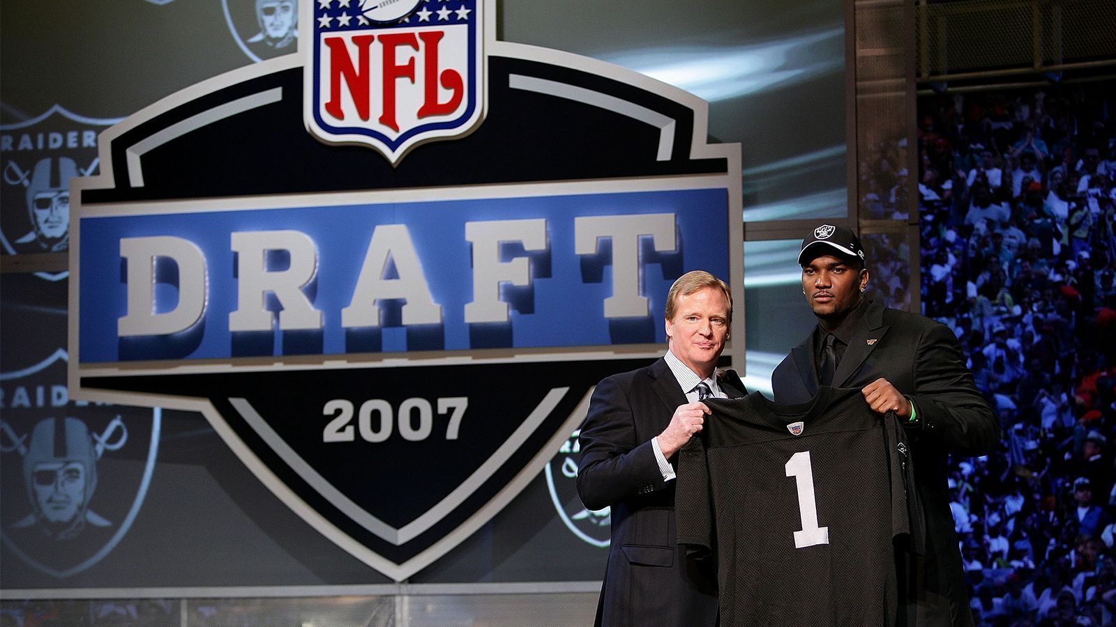 
                <strong>NFL Draft 2007: JaMarcus Russell</strong><br>
                JaMarcus Russell ist der Nummer-1-Pick als Quarterback der Oakland Raiders. Wegen Gewichts- und Drogenproblemen absolviert er allerdings nur 31 Spiele in der NFL und beendet 2009 seine Karriere. Zu den Raiders kommt er als Absolvent der Louisiana State University.
              