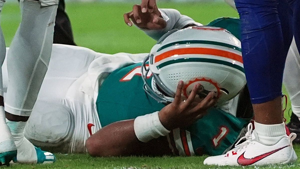 NFL, American Football Herren, USA Buffalo Bills at Miami Dolphins Sep 12, 2024; Miami Gardens, Florida, USA; Miami Dolphins quarterback Tua Tagovailoa (1) sufferes an apparent concussion after hit...