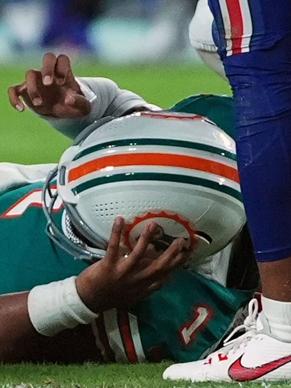 NFL, American Football Herren, USA Buffalo Bills at Miami Dolphins Sep 12, 2024; Miami Gardens, Florida, USA; Miami Dolphins quarterback Tua Tagovailoa (1) sufferes an apparent concussion after hit...