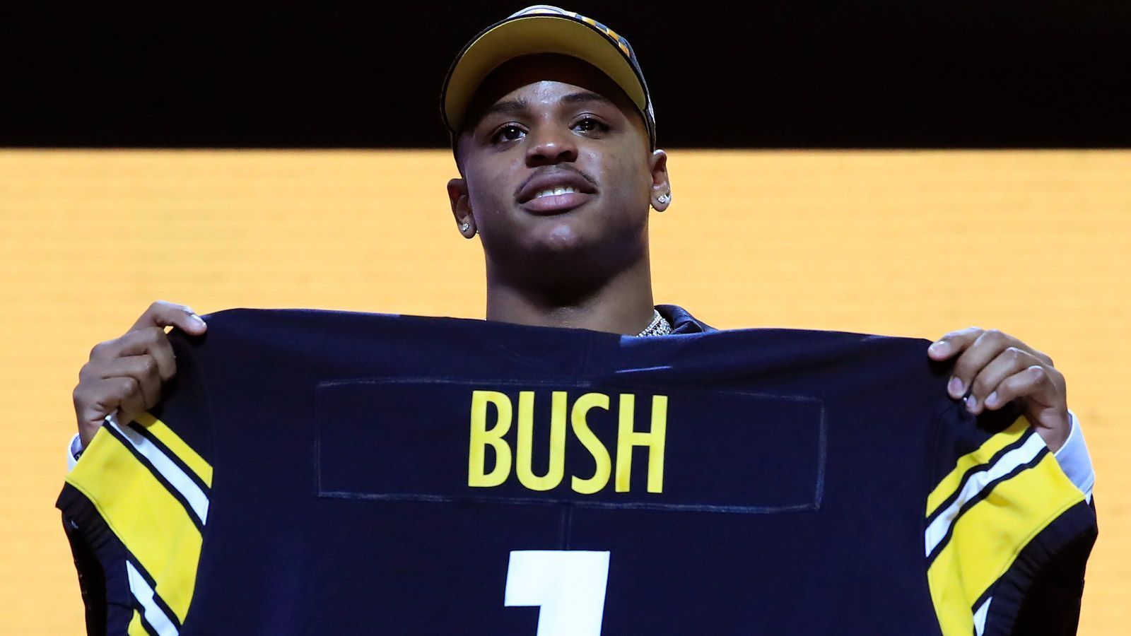 
                <strong>Draft Pick 10: Pittsburgh Steelers (durch Trade mit Denver Broncos)</strong><br>
                Spieler: Devin BushPosition: LinebackerCollege: Michigan
              