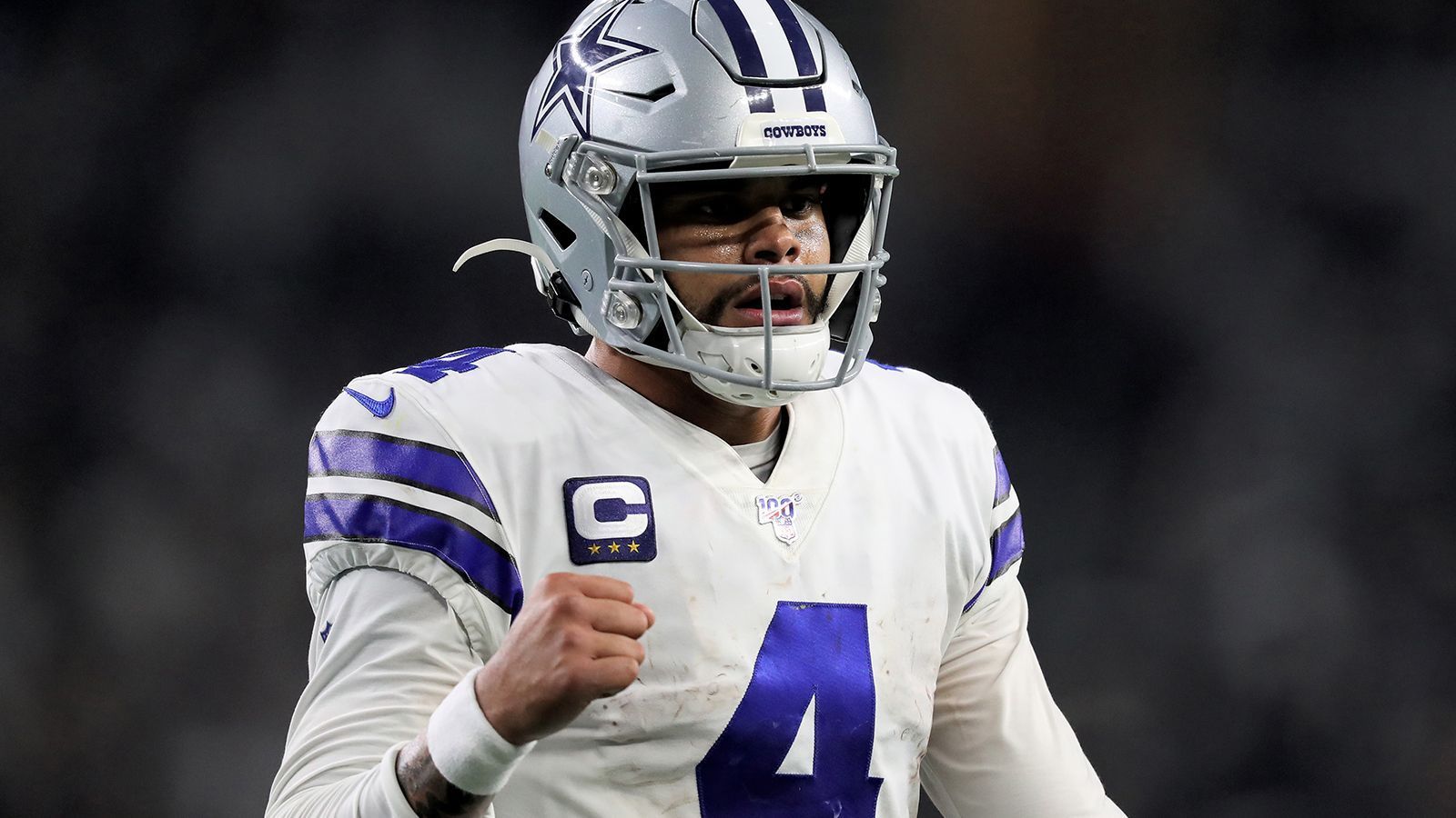 
                <strong>Prescott und die Vertragsprobleme</strong><br>
                Doch es ist bei weitem nicht alles rosig bei den "Boys". Quarterback Dak Prescott und die Verantwortlichen der Cowboys kommen in den Vertragsverhandlungen bisher scheinbar auf keinen gemeinsamen Nenner. Der Signal Caller warf vergangene Saison für knapp 5.000 Yards, 30 Touchdowns und elf Interceptions und fordert wohl eine gewaltige Gehaltserhöhung. Momentan ist Prescott per Franchise Tag zumindest für die kommende Saison an die Cowboys gebunden - wie es danach weitergeht, bleibt abzuwarten. Sollte Dallas erneut die Playoffs verpassen, wird Prescott wohl an Verhandlungsbasis einbüßen.
              