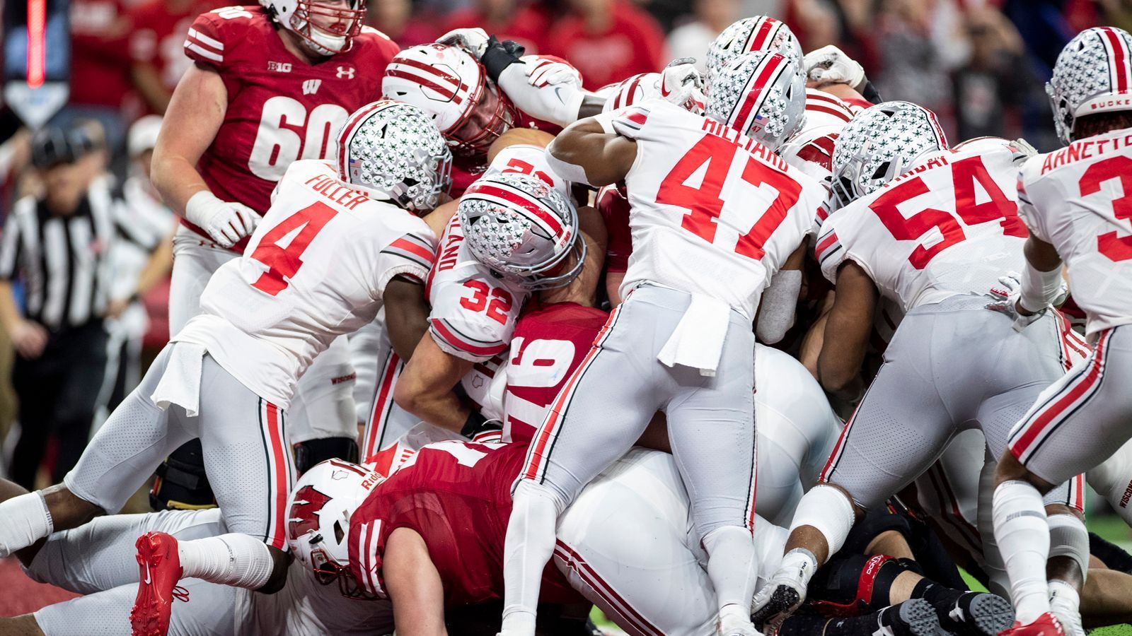 
                <strong>Ohio State Buckeyes</strong><br>
                Der Pass Rush war vergangene Saison die große Schwachstelle. Kein Spieler kam auf mehr als 3,5 Sacks. Defensive End Jack Sawyer - ein Fünf-Sterne-Rekrut, der mit Nick und Joey Bosa verglichen wird - soll dieses Problem beheben. Große Veränderungen gibt es auf der Position der Linebacker, weil in Pete Werner (New Orleans Saints) und Baron Browning (Denver Broncos) zwei Leistungsträger in die NFL abgewandert sind. Auch wenn die Secondary weiterhin gut besetzt ist, sind die Fragezeichen in der Defense und auf der Position des Quarterbacks vermutlich zu groß, um die Buckeyes erneut als Titelkandidat zu betrachten.   
              