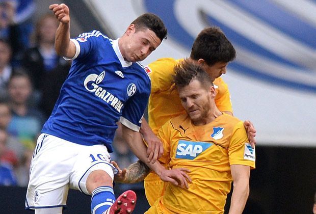 
                <strong>FC Schalke 04 - 1899 Hoffenheim 4:0</strong><br>
                Die Königsblauen müssen in diese Partei alles hineinwerfen, um der Elf von Markus Gisdol weh zu tun. Das soll jedoch schon bald gelingen. Klaas-Jan Huntelaar bringt seine Mannschaft vor der Pause mit 2:0 in Führung.
              