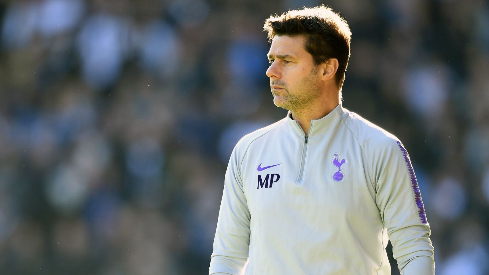 
                <strong>Mauricio Pochettino (Tottenham Hotspur)</strong><br>
                Der Argentinier Mauricio Pochettino ist ein Trainer, der zuletzt fast immer gehandelt wurde, wenn ein Topverein auf der Suche nach einem Coach war. Doch eines wird der 46-Jährige sicher nicht: billig! Schließlich läuft der Vertrag des Tottenham-Coaches noch bis 2023. Dennoch gilt der Ex-Spanien-Profi von Espanyol Barcelona laut übereinstimmenden Medienberichten als Kandidat bei Real Madrid. Obwohl Pochettino mit den Spurs gut gestartet ist (21 Punkte nach zehn Spielen), sorgte der Trainer mit einigen Aussagen für Spekulationen um einen möglichen Abgang. "Seit ich hier bin, war mein Gefühl noch nie so schlecht. Es ist schwer zu erklären, weil so viele Dinge passieren", sagte Pochettino zuletzt und spielte dabei unter anderem auf das immer noch nicht bezugsfertige Stadion Tottenhams an.
              