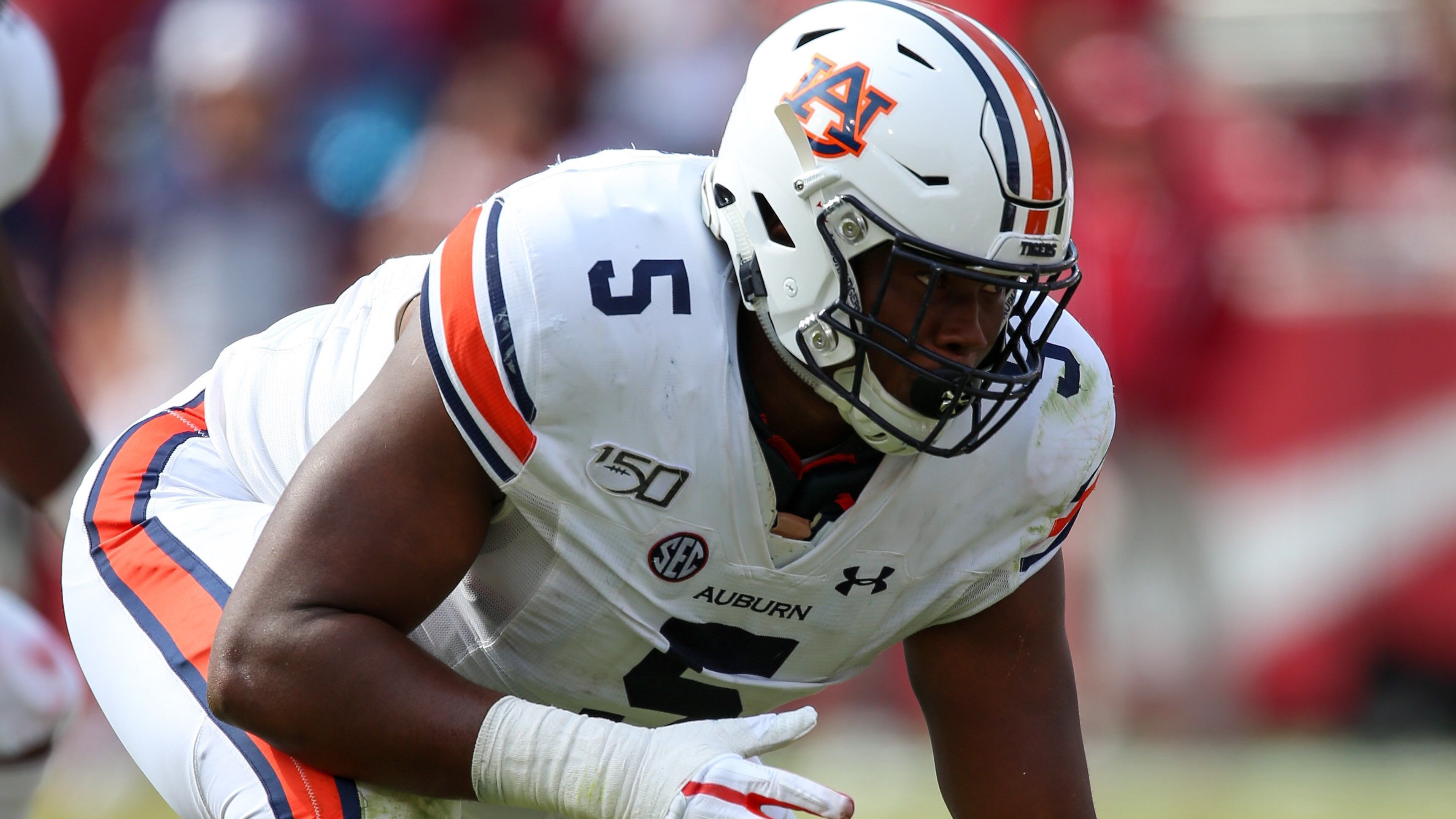 
                <strong>7. Pick - Carolina Panthers: Derrick Brown (Auburn)</strong><br>
                Brown wäre ein Geschenk für Carolina, falls er nicht vorher schon weg ist. Er ist 1,98m groß und wiegt über 140 kg. Der kann in der D-Line richtig Ärger machen.
              