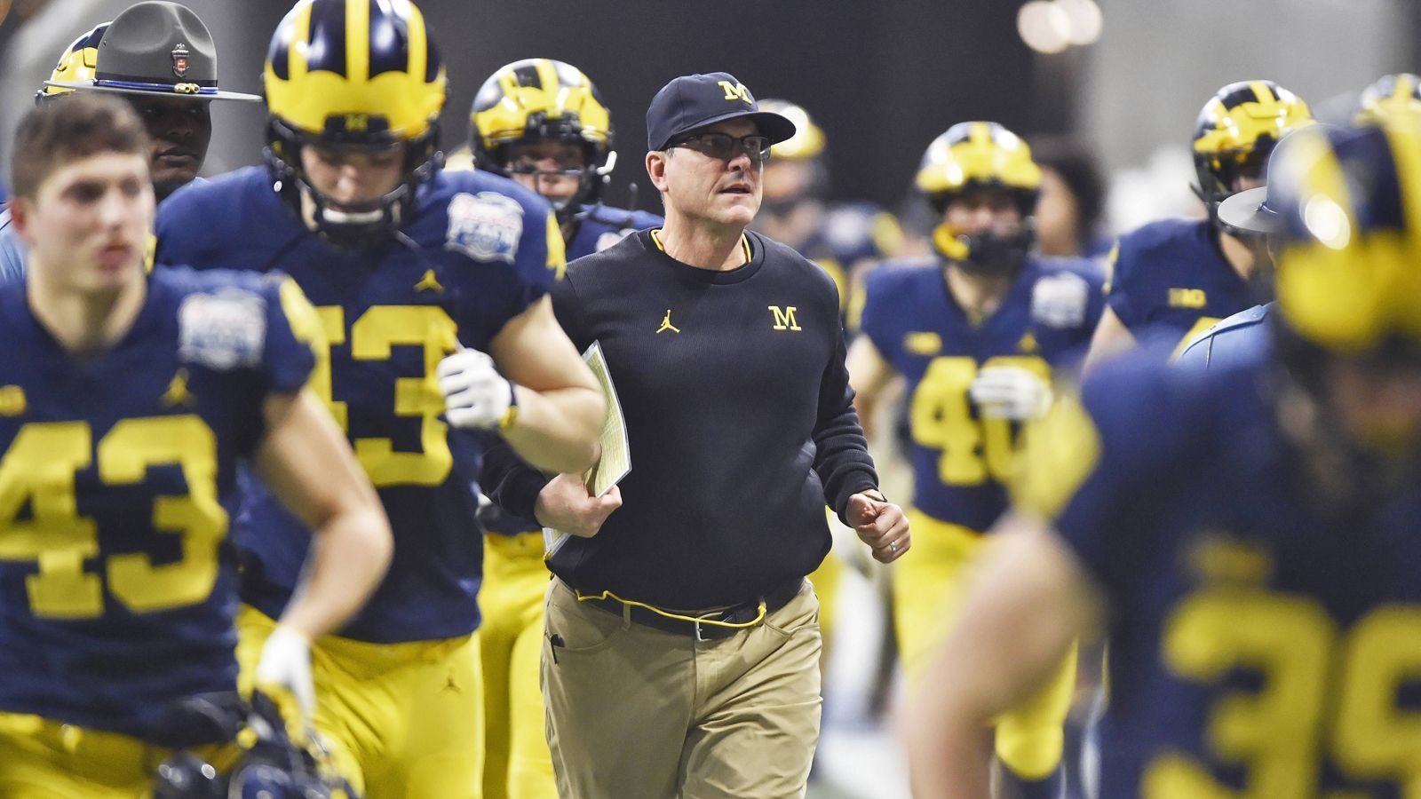 
                <strong>All or Nothing</strong><br>
                Die Wolverines sind das erste College-Football-Team, dass von der Doku-Reihe "All or Nothing" begleitet wurde. In der Serie gewinnt man einen fantastischen Einblick hinter die Kulissen eines der größten Colleges der USA.
              