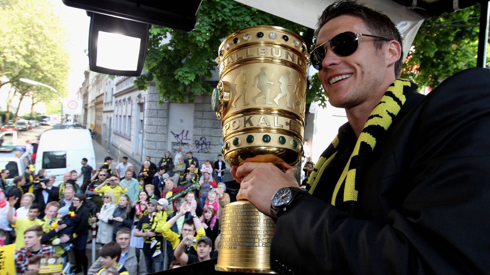 
                <strong>Sebastian Kehl</strong><br>
                Für den damaligen Kapitän Sebastian Kehl war die Saison 2012 der größte Erfolg. Nach dem Double hatte die Vereinslegende immer wieder mit Verletzungen zu kämpfen und kam daher in der Bundesliga nur noch zu 21 Einsätzen. Folgerichtig beendete Kehl seine Karriere 2015. Seit 2018 arbeitet er im Verein als Leiter des Lizenzspielerabteilung.
              