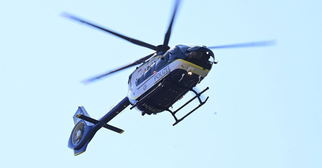 Mit Hubschraubern fahndete die Polizei nach einem 28-jährigen Mann, der seine Eltern angegriffen haben soll.