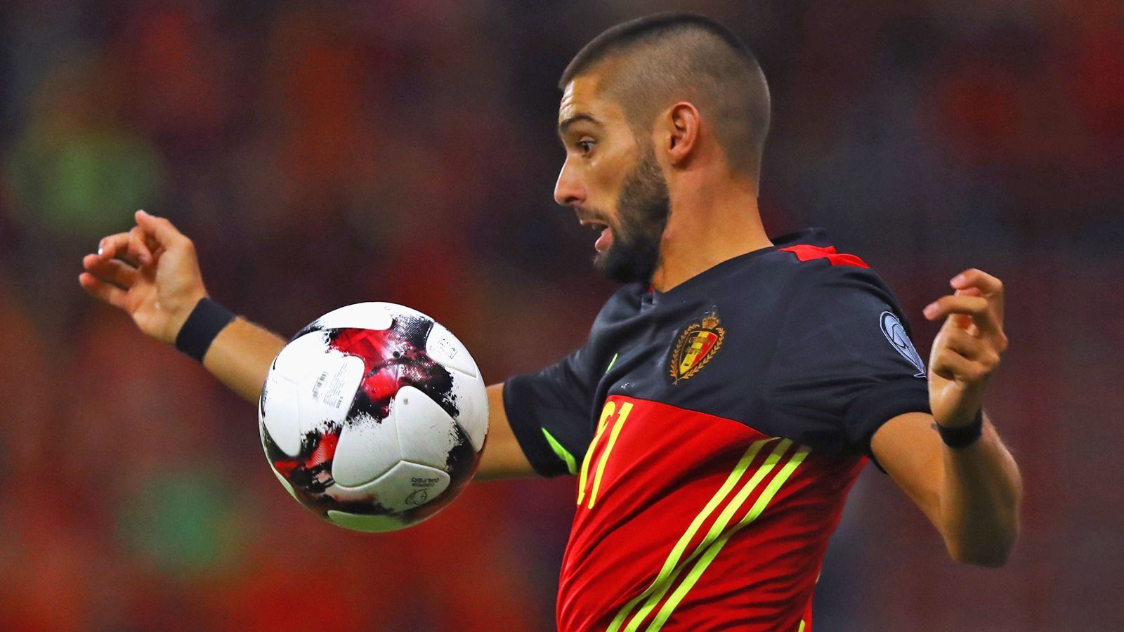 
                <strong>Yannick Carrasco</strong><br>
                Seit mehr als einem Jahr in China, scheint Yannick Carrasco Sehnsucht nach Europa zu verspüren. Der "Sport Bild" zufolge pocht der 25-Jährige nach seiner Suspendierung bei Dalian Yifang wegen "mangelnden Trainingseifers" auf einen Wechsel. Schon vor Monaten gab es Gerüchte, der Rekordmeister würde sich um den belgischen Nationalspieler bemühen. "Das Problem muss gelöst werden", schrieb Carrasco zuletzt auf Twitter. Vielleicht lautet die Lösung ja München.
              