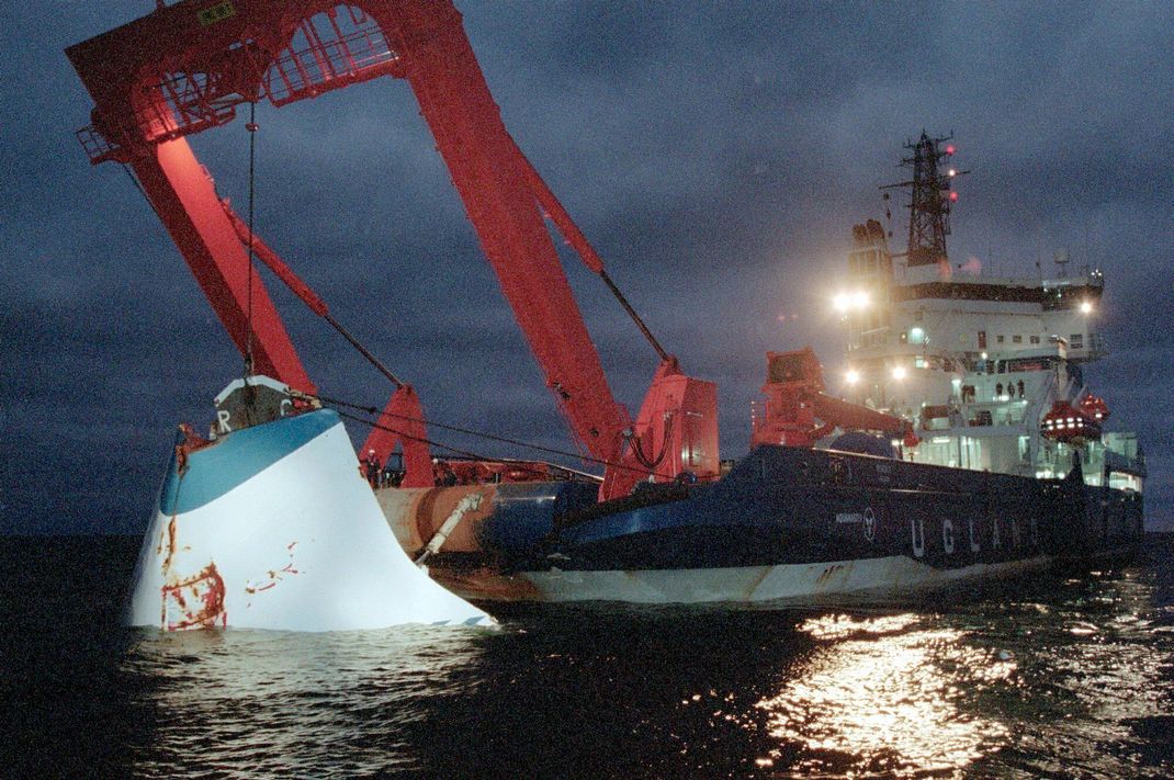 19. November 1994: Die Bugklappe der gesunkenen Passagierfähre wird vor der Insel Uto in der Ostsee vom Meeresgrund gehoben. 