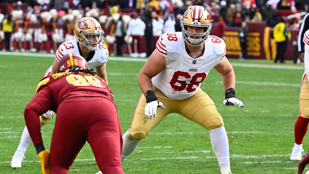 NFL, American Football Herren, USA San Francisco 49ers at Washington Commanders Dec 31, 2023; Landover, Maryland, USA; San Francisco 49ers offensive tackle Colton McKivitz (68) at the line of scrim...
