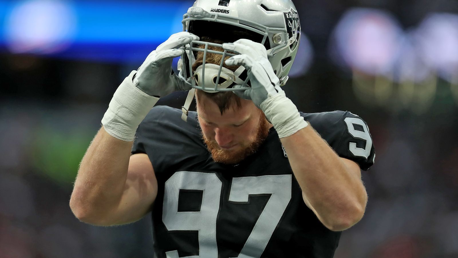 
                <strong>Josh Mauro</strong><br>
                Josh Mauro kam vor dieser Saison nach Oakland, um die löchrige Defense der 4-12-Raiders 2018 zu stopfen. Der 28-Jährige ist nicht der stärkste Pass Rusher, dafür aber gegen den Lauf sehr effektiv, verbuchte in der laufenden Spielzeit schon zehn Tackles. Dass sich Oaklands Run-Defense im Vergleich zum Vorjahr merklich verbessert hat, liegt auch daran, dass Mauro bei knapp 50 Prozent der Snaps, vor allem bei First oder Second Downs, auf dem Feld steht. Ein Routinier, der "bei jedem Play meinen Job machen" möchte und auf den sich Gruden eigener Aussage nach "zu einhundert Prozent verlassen kann".
              