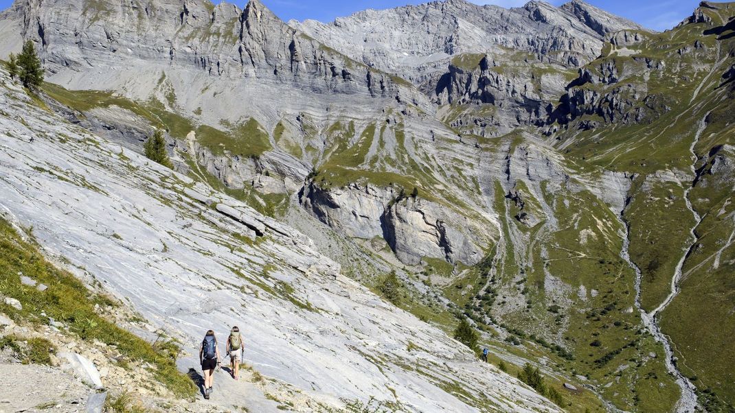 Zwei Frauen einer Gruppe von Bergsteiger:innen verunglückten am Montag (8. Juli) im Schweizer Kanton Wallis - eine starb. Offenbar war keine:r der Teilnehmer:innen angeseilt. (Symbolbild)