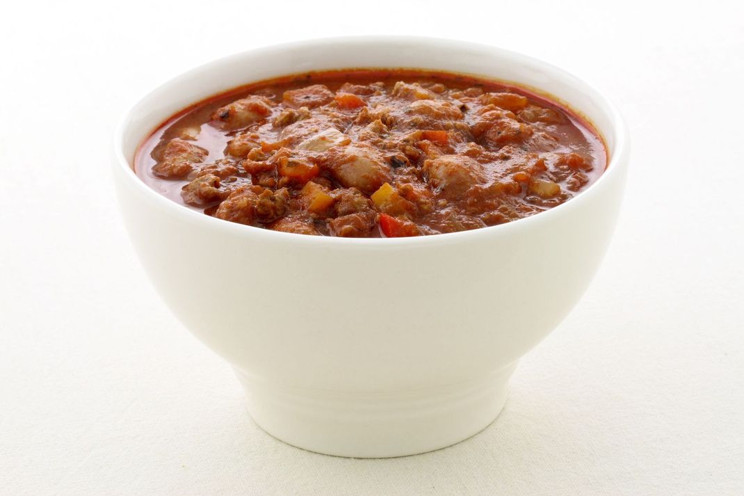 Sieht aus wie Chili con carne und schmeckt auch so ähnlich: Mitternachtssuppe mit Hackfleisch, Tomaten, Rotwein und jede Mengen Gewürzen.