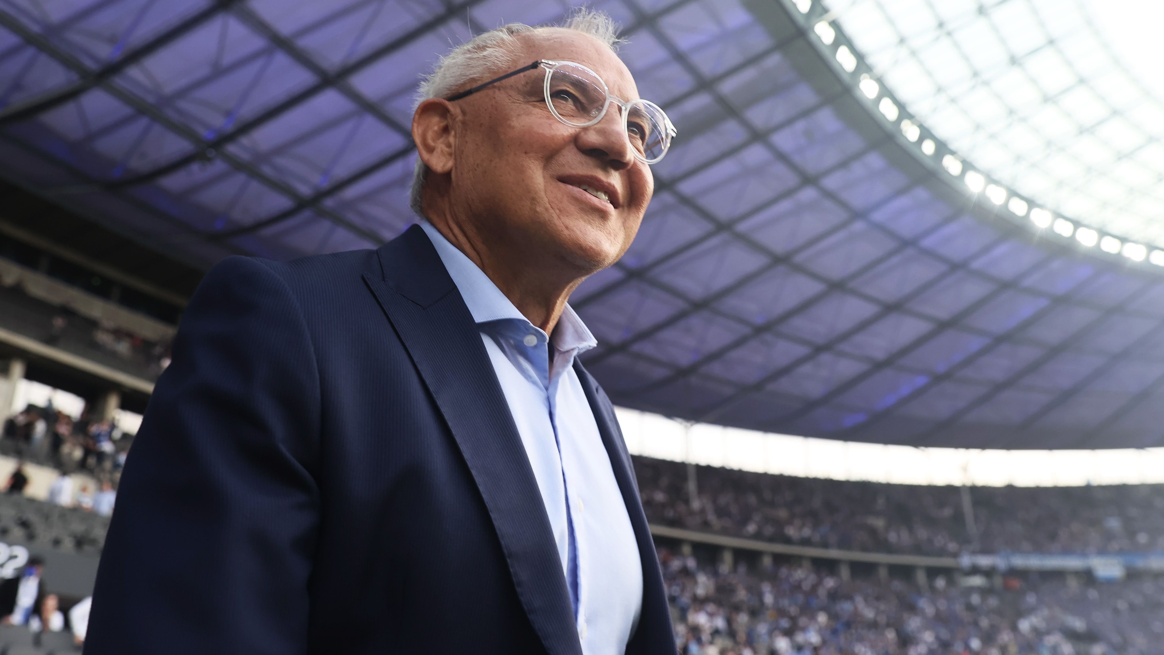 <strong>Felix Magath (zuletzt Hertha BSC)</strong><br>Als "Feuerwehrmann" rettete er die Berliner Hertha 2022 vor dem Abstieg, Schalke aber sucht dem Vernehmen nach eigentlich eine langfristige Lösung. Ob der 70-Jährige eine solche Lösung verkörpert, darf stark angezweifelt werden.