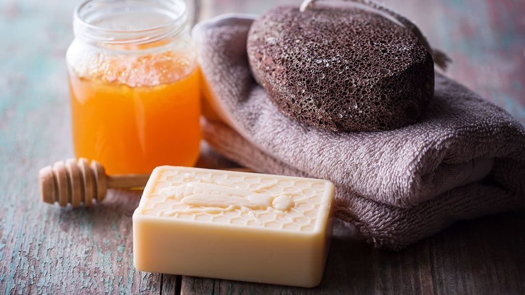 Honey. Honey. Frisch-duftende Hände mit zartem Honig-Duft – eine einfache Schritt-für-Schritt Anleitung zum Nachmachen der eco Seife, findet ihr im Beauty-Artikel.