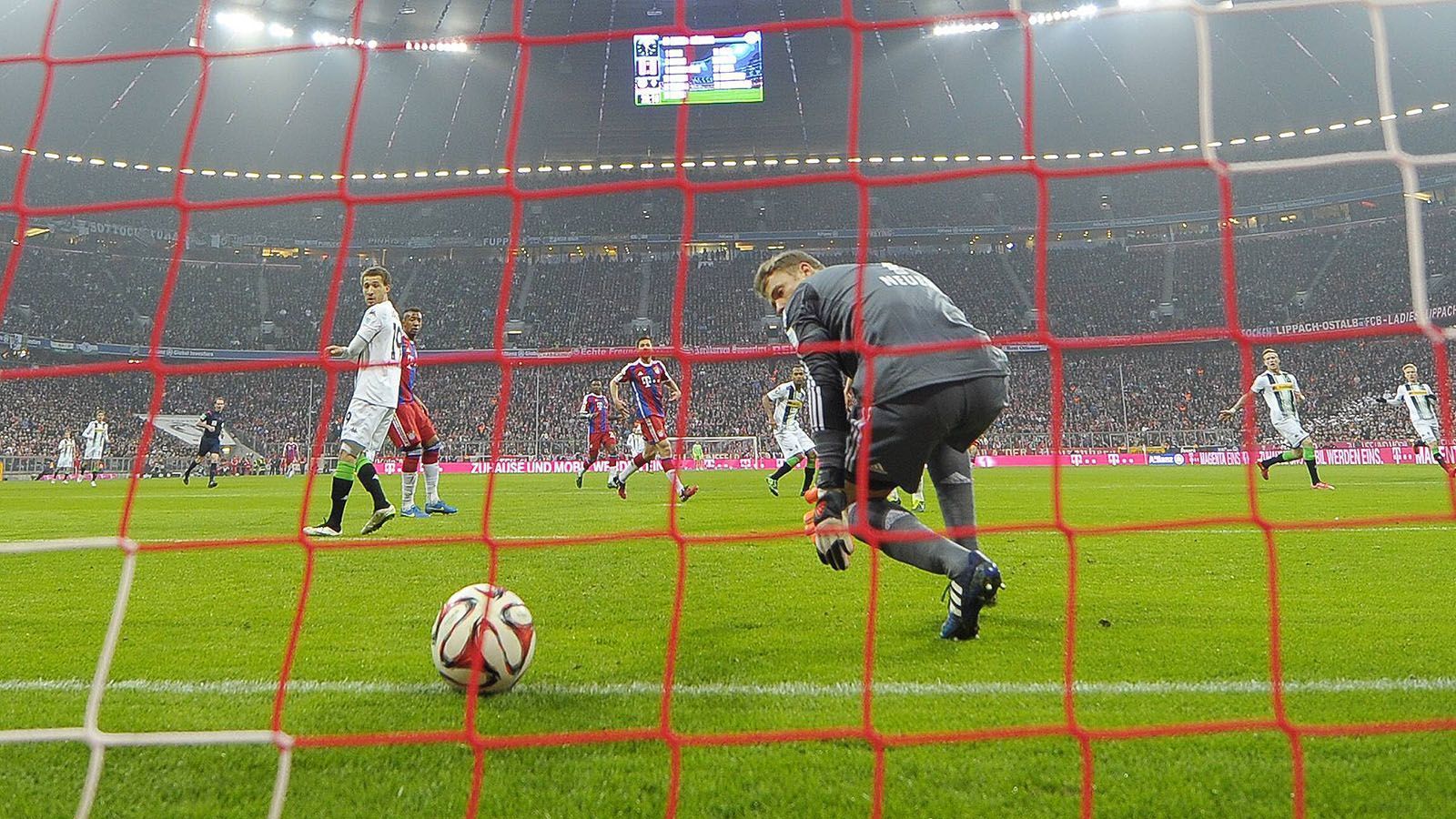 
                <strong>Manuel Neuer (FC Bayern) </strong><br>
                …und landete zum zwischenzeitlichen 0:1 für die Gäste im Bayern-Tor. In der 77. Minute war es erneut Raffael, der mit seinem zweiten Treffer die 0:2-Niederlage der Bayern besiegelte. Nach fast einem Jahr war dies die erste Heimpleite der Bayern in der Bundesliga.
              