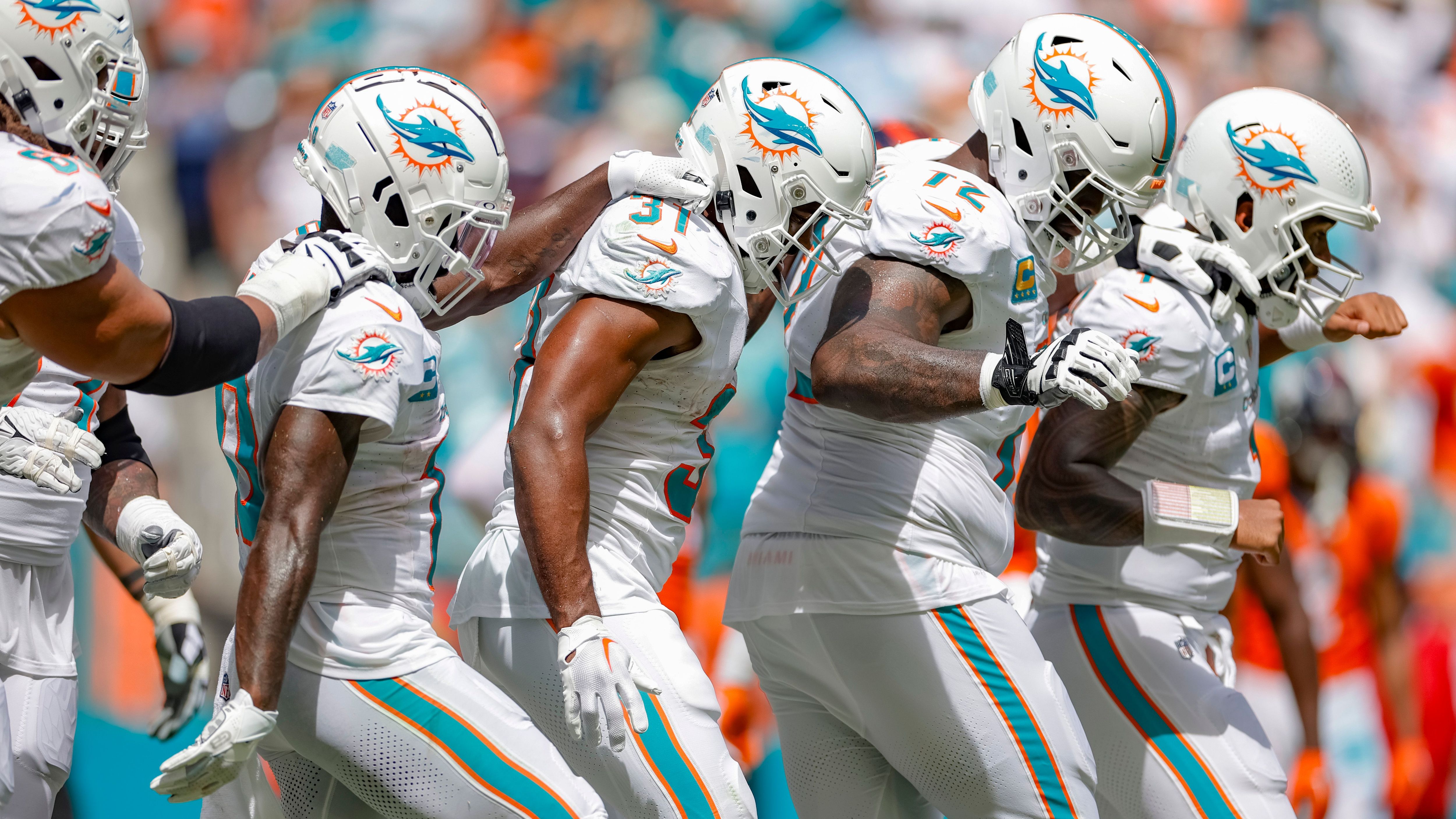 <strong>Die wichtigsten Infos zum Rekordspiel der Miami Dolphins</strong><br>Mit 70:20 fertigten die Miami Dolphins die Denver Broncos in Woche drei der laufenden NFL-Saison ab. Dabei stellte die Mannschaft von Head Coach Mike McDaniel gleich mehrere Rekorde auf. <em><strong>ran</strong></em> gibt Euch alle Informationen zu einem der außergewöhnlichsten Spiele der vergangenen Jahre.