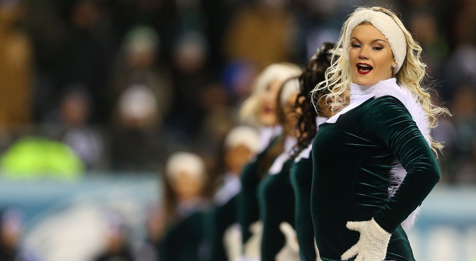 
                <strong>Cowboys at Eagles (Lincoln Financial Field)</strong><br>
                Auch bei der Partie zwischen Dallas Cowboys und den Philadelphia Eagles (ab 18:30 Uhr live auf ProSieben MAXX) kommen auf die Fans Minusgrade zu. Das Thermometer wird am Sonntag wohl minus acht Grad anzeigen. Immerhin können sich die Eagles-Fans mit Träumen vom Super-Bowl-Triumph ihrer Mannschaft warme Gedanken machen. 
              