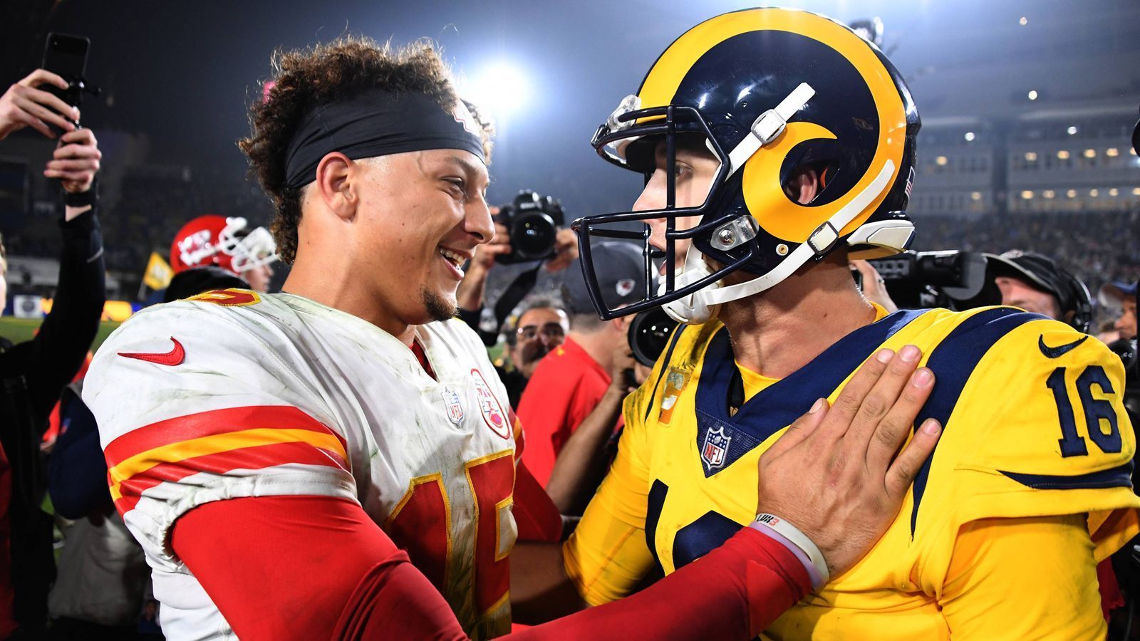 
                <strong>Platz 3: Los Angeles Rams vs. Kansas City Chiefs 54:51</strong><br>
                Das Spiel der Rams und der Chiefs am 20. November 2018 wird mit großer Vorfreude erwartet, weil beide Teams mit neun Siegen und nur einer Niederlage in die Partie gehen - und die Begegnung, die eigentlich in Mexiko stattfinden soll, hält, was sie verspricht. In Los Angeles erleben die Zuschauer das höchste Ergebnis in einem Monday Night Game. Ein Touchdown von Tight End Gerald Everett 107 Sekunden vor Schluss entscheidet das Duell. Erstmals in der NFL-Geschichte verliert eine Mannschaft ein Spiel, obwohl sie mehr als 50 Punkte erzielt.
              