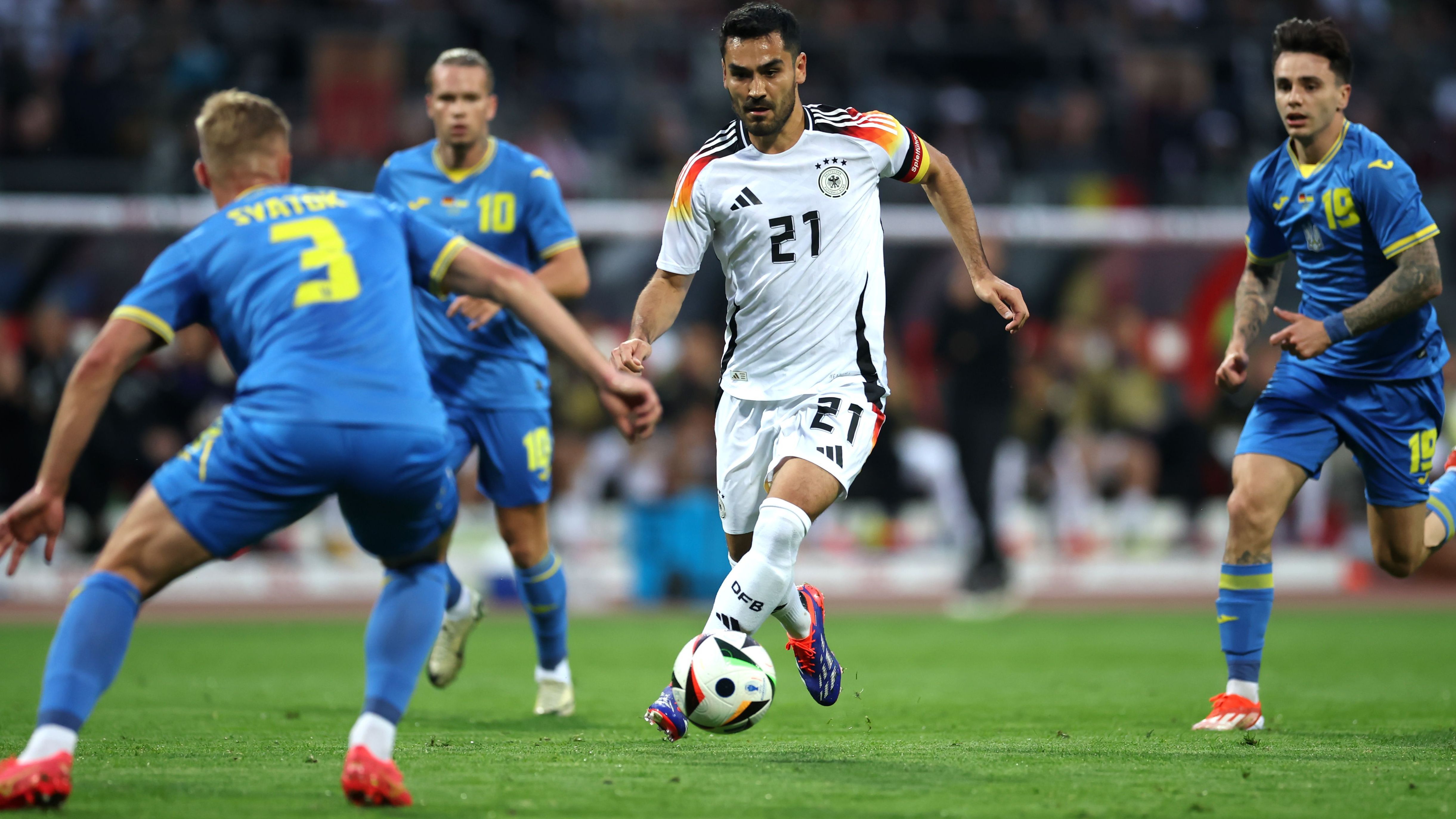 <strong>Ilkay Gündogan</strong><br>Kein Kopfballungeheuer. Was er nach einer Viertelstunde beweist, als er die erste Riesenchance aus vier Metern kläglich vergibt. Auch sonst in den entscheidenden Räumen glücklos. Reibt sich zwar gegen den Ball auf, kann dem eigenen Angriffsspiel aber nichts Besonderes geben. Nach 45 Minuten ausgewechselt. <strong><em>ran</em>-Note</strong><strong>: 4</strong>