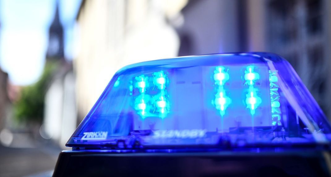 In Tamm im Kreis Ludwigsburg ist ein Mensch durch Schüsse lebensgefährlich verletzt worden.