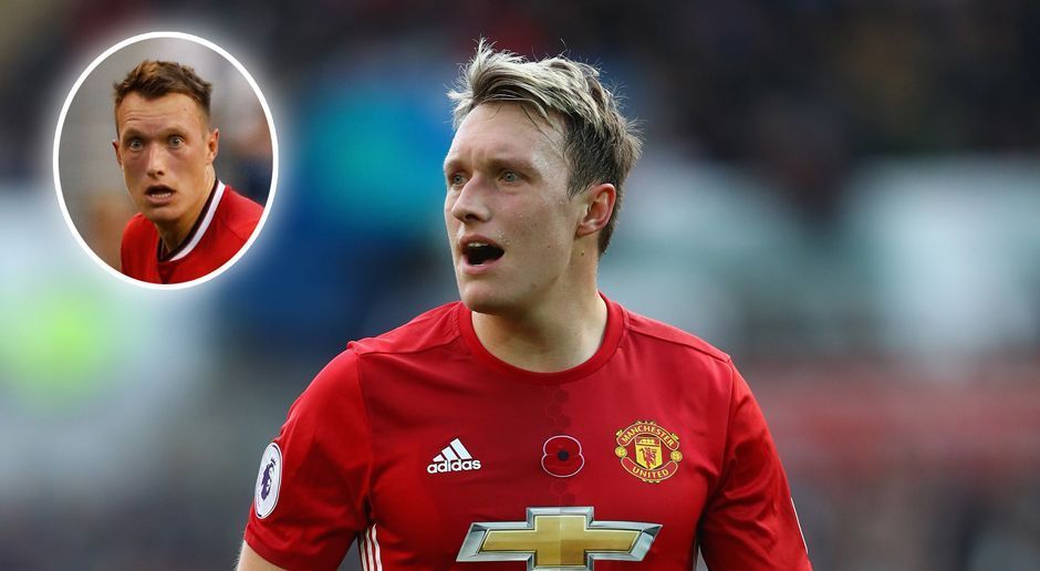 
                <strong>Phil Jones (Manchester United)</strong><br>
                Phil Jones hatte im Sommer Glück, dass er nicht im Kader der englischen Nationalmannschaft stand. So trug der Innenverteidiger von Manchester United wenigstens keine Mitschuld am peinlichen EM-Aus der "Three Lions". Weniger glücklich verlief offensichtlich einer von Jones' Friseurbesuchen in diesem Jahr. Inzwischen läuft der 24-Jährige wieder mit natürlicher Haarfarbe über den Platz.
              