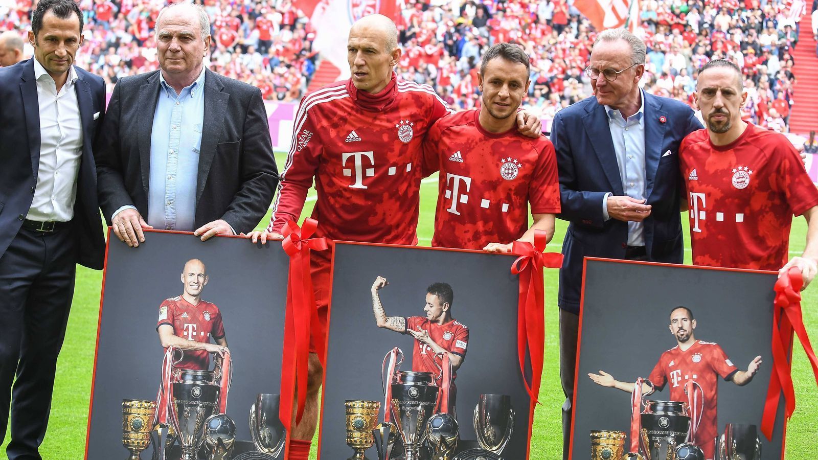 
                <strong>Bayern verabschiedet Robben, Rafinha und Ribery</strong><br>
                Schon vor dem Spiel gibt es den ersten emotionalen Moment: Der FC Bayern verabschiedet Arjen Robben, Rafinha und Franck Ribery (von links nach rechts). Gerade das Duo "Robbery" hat beim Rekordmeister absoluten Legenden-Status.
              