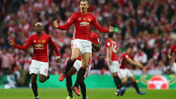 
                <strong>Manchester United</strong><br>
                Und dann bleibt da immer noch der Notnagel. Ibrahimovic steht zwar offiziell auf der "Released List" Manchester Uniteds. Das bedeutet allerdings nicht, dass keine Verhandlungen zwischen Spieler und Klub stattfinden können. United könnte dem 35-Jährigen etwa einen geringer bezahlten Vertrag anbieten, da er die ersten Saisonmonate sicher verpasst. Bis zu seinem Kreuzbandriss schießt er aber immerhin 28 Saisontore für die "Red Devils".
              