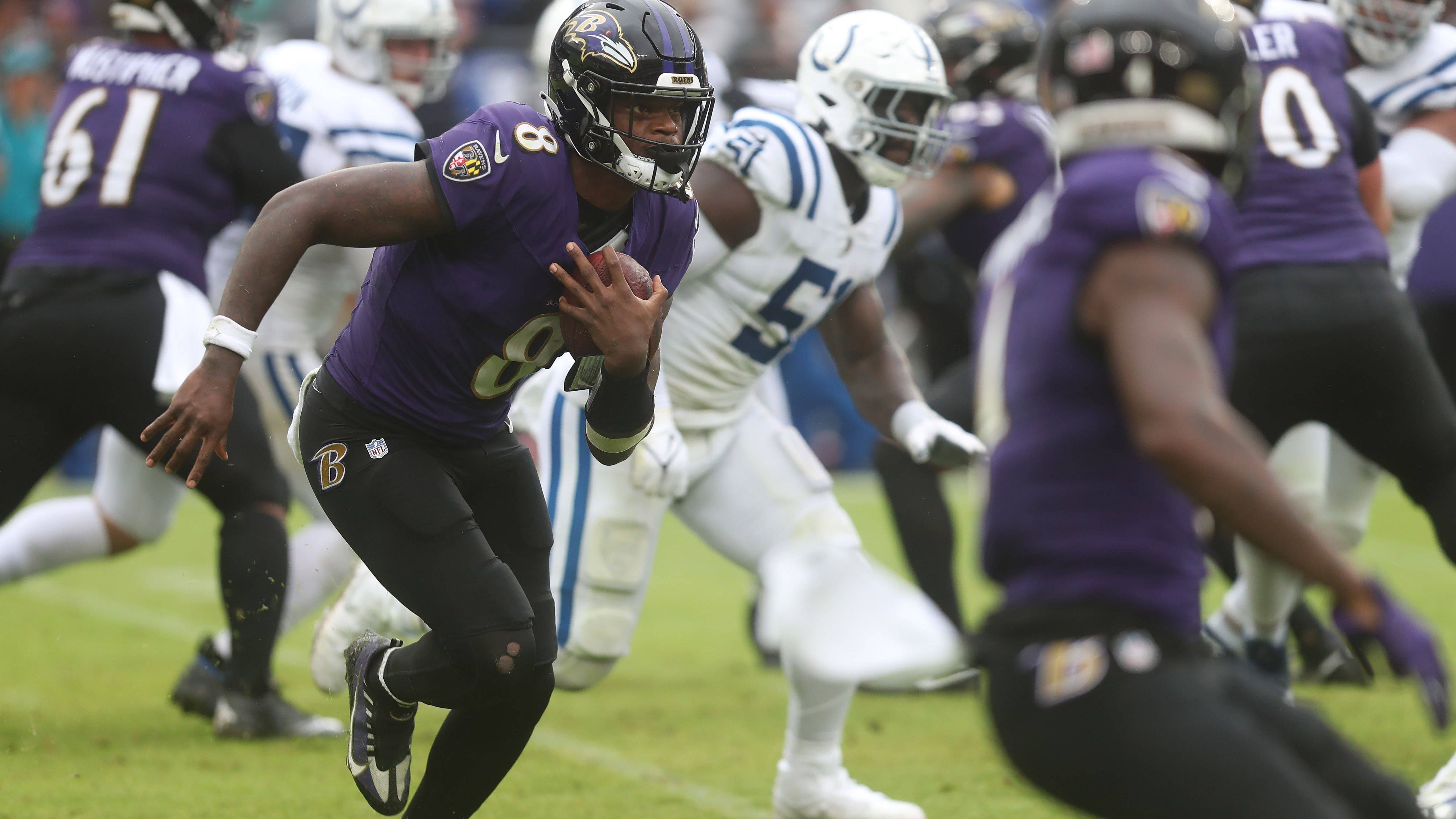 <strong>Week 3: Lamar Jackson (Baltimore Ravens)</strong><br>Gegen die Indianapolis Colts zeigte der 26-Jährige erneut, wie vielseitig er ist. Zum 15. Mal in seiner Karriere legte er in einem Spiel sowohl mit Pässen (202) als auch mit dem Football in der Hand (101) mehr als 100 Yards zurück - ein so genanntes Double-Triple. So oft wie ihm ist dieses Kunststück noch niemandem in der NFL gelungen.