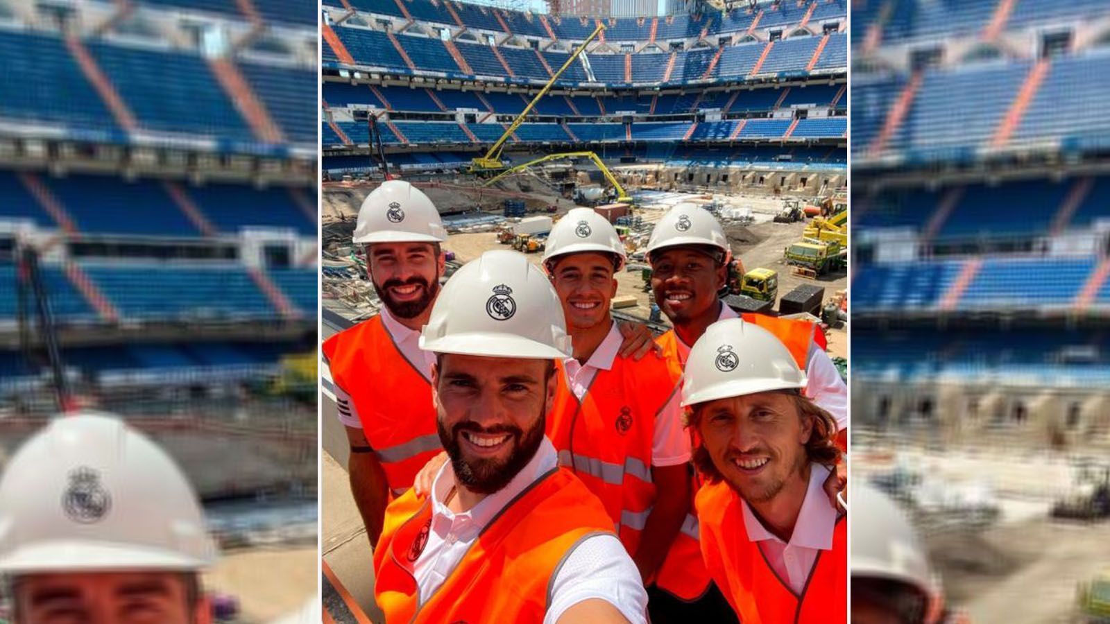 
                <strong>Die Bilder von Reals Stadionbaustelle</strong><br>
                Außerhalb des Stadions ist der Baustellencharakter sehr deutlich und im Stadion wird noch deutlicher, dass es bis zum 11. September noch so einiges zu tun gibt. Momentan ist noch nicht einmal im Ansatz daran zu denken, den heiligen Rasen einzusetzen. Doch den Real-Stars steht trotzdem bereits die Vorfreude ins Gesicht geschrieben, wie dieser Schnappschuss von vor einigen Tagen zeigt. 
              