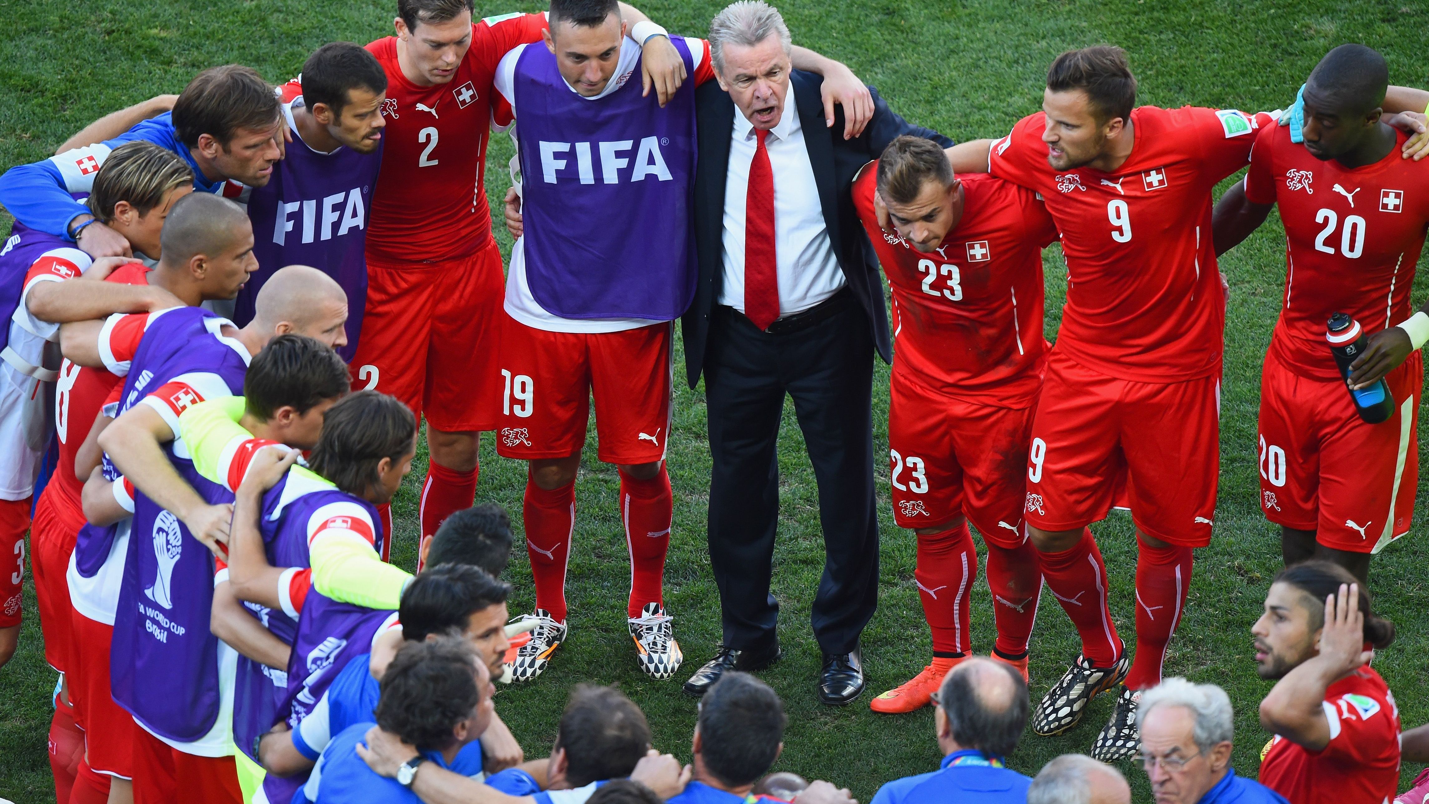 <strong>Ottmar Hitzfeld (Karriereende)</strong><br>Bis die Bayern nach der Entlassung von Felix Magath im Februar 2007 um Hilfe baten. Hitzfeld führte die Saison zu Ende,&nbsp; hängte eine weitere an und wurde noch einmal Double-Sieger. Im Sommer 2008 übernahm er dann die Schweizer Nationalmannschaft. Er führte die Eidgenossen auf Platz 6 der FIF-Weltrangliste und beendete nach der WM 2014 endgültig seine Karriere.