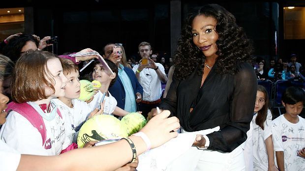 
                <strong>Serena Williams sieht Schwarz-Weiß</strong><br>
                Auch die Titelverteidigerin greift zum Stift. Farblich kann sich Serena Williams aber nicht so ganz entscheiden - oben schwarz, unten weiß und dazu recht knapp. Naja, wer es tragen kann.
              