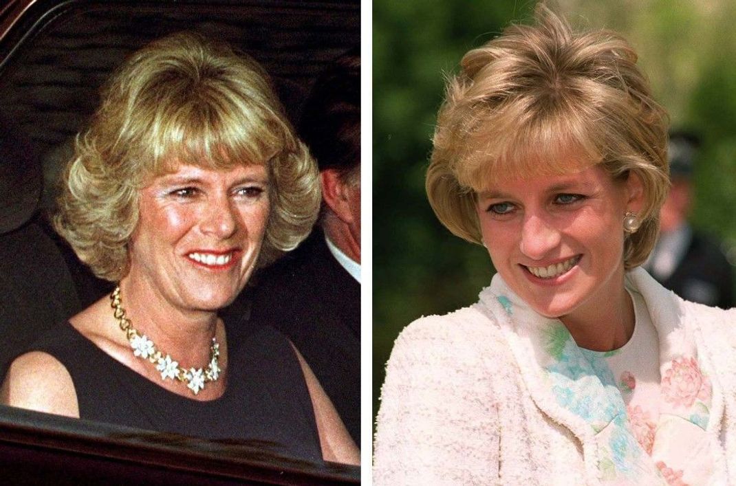 Auf der linken Seite ist Camilla Parker-Bowles, rechts Diana. Die beiden konnten sich nicht ausstehen. Der Grund: Camilla hatte eine Affäre mit Prinz Charles, während er mit Diana verheiratet war. 