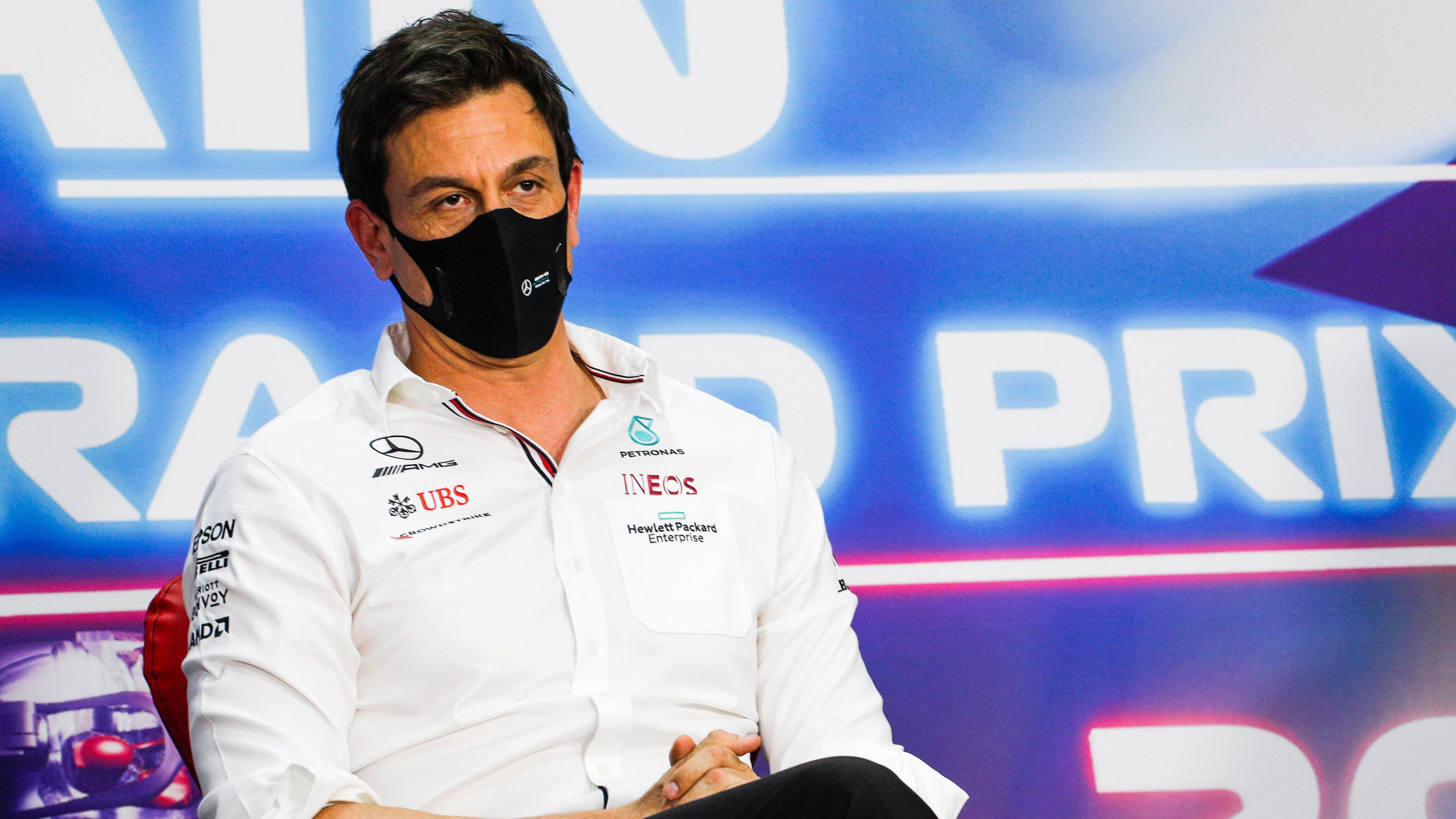 
                <strong>Toto Wolff (Mercedes-AMG Petronas F1 Team)</strong><br>
                Beim Großen Preis von Spanien funkte Mercedes-Teamchef Toto Wolff in Richtung Rennleitung: "Michael, blaue Flaggen! Dieser Kerl kostet uns die Position!" Gemeint war damit Haas-Pilot Mazepin, der zu lange benötigte, um Mercedes-Fahrer Lewis Hamilton bei der Überrundung vorbei zu lassen.
              