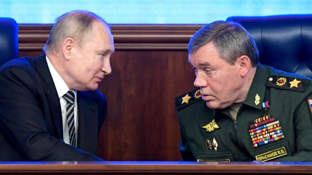 Russlands Machthaber Putin und Generalstabschef Gerassimow