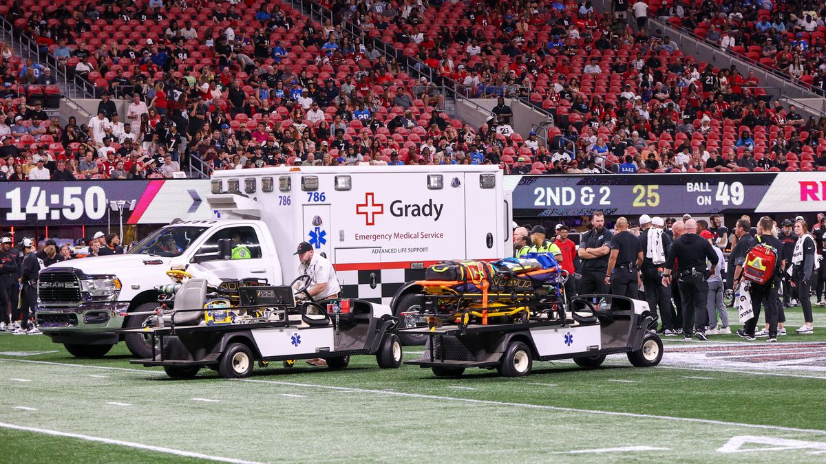 NFL, American Football Herren, USA Detroit Lions at Atlanta Falcons Aug 8, 2025; Atlanta, Georgia, USA; Ambulance on the field as medical personnel work on Detroit Lions safety Morice Norris (26) a...
