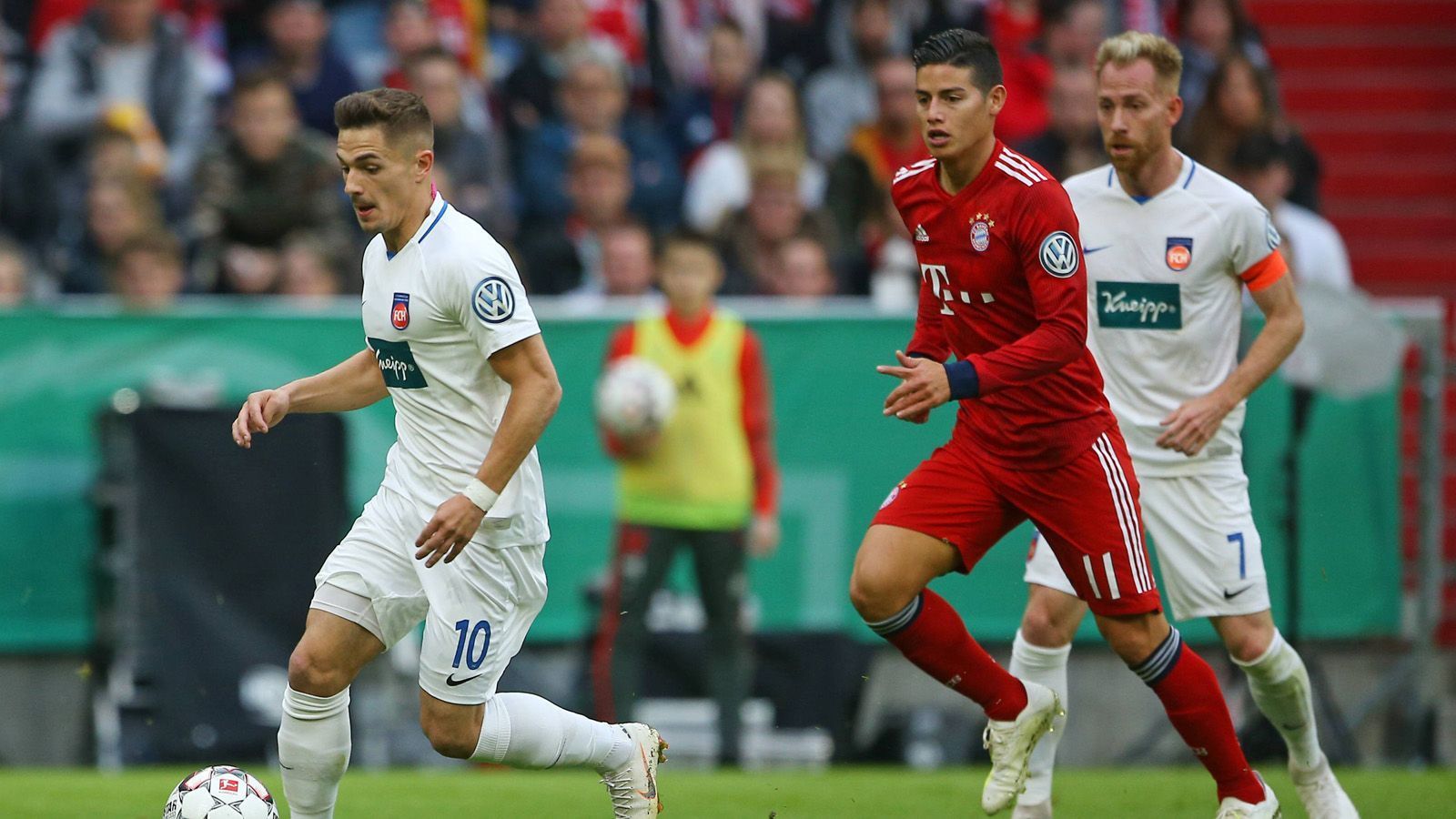 
                <strong>James Rodriguez</strong><br>
                Schwach im Zweikampf kurz nach dem Platzverweis bei der Großchance durch Glatzel (20. Minute). Wechselte nach der frühen Auswechselung von Ribery aus dem linken Halbfeld auf den rechten Flügel. Leitete den Ausgleichstreffer der Heidenheimer mit einem unnötigen Ballverlust im Aufbau ein. Lud wie Mitspieler Thiago die Heidenheimer durch eigene Unkonzentriertheiten häufig zum Kontern an. Offensiv kam vom Kolumbianer viel zu wenig. In der Halbzeit durch Coman ersetzt. ran-Note: 5
              