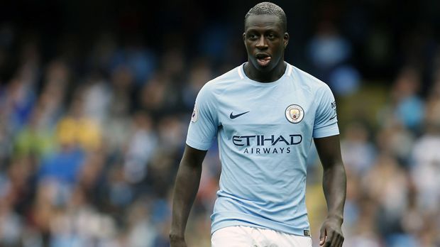 
                <strong>Benjamin Mendy (Manchester City)</strong><br>
                Manchester Citys Franzose Benjamin Mendy muss in den nächsten Monaten bei den "Citizens" zuschauen. Der angeblich 57 Millionen Euro teure Neuzugang vom AS Monaco zog sich beim 5:0-Sieg gegen Schlusslicht Crystal Palace einen Kreuzbandriss zu. "Ich bin jetzt auf Leihbasis für ein paar Monate beim Verletzten FC", twitterte der 23 Jahre alte Außenverteidiger, "aber ich werde bald zurückkommen und hoffentlich stärker sein." Nach seiner Rückkehr könnte Mendy einen weiteren Konkurrenten auf seiner Linksverteidiger-Position vorfinden. "Wir werden im Januar sehen", sagt Coach Pep Guardiola über die Option, im Wintertransferfenster noch einmal zuzuschlagen. Denn laut Guardiola soll Mendy sogar bis zu den Halbfinalspielen der Champions League fehlen - die sind Ende April 2018.
              