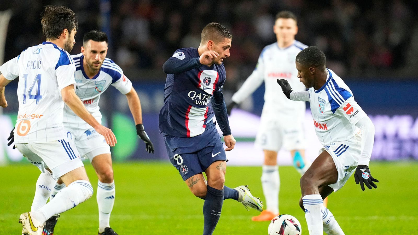 
                <strong>Mittelfeld von Paris St. Germain</strong><br>
                Bei PSG findet man in diesem Mannschaftsteil mehr Robustheit als Kreativität. Das Mittelfeld dient als Motor, um die Topstars im Sturm in Szene zu setzen und Löcher zu stopfen. Arbeitstiere wie Marco Verratti oder Vitinha müssen die Defensiv-Faulheit von Messi, Mbappe und Neymar kompensieren, wobei letzterer sich zumindest ein wenig mit einbringt.
              