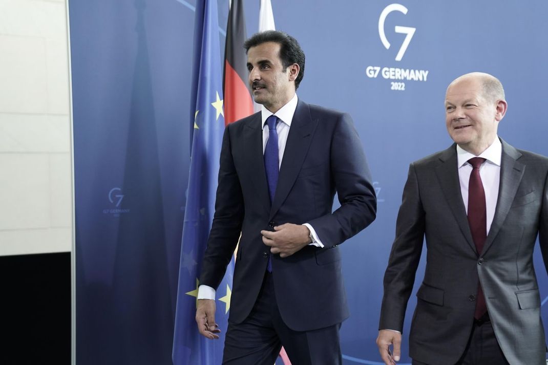 Scheich Tamim bin Hamad Al Thani, der Emir von Katar, versucht gute Beziehungen zum Westen aufzubauen - wie hier zu Bundeskanzler Olaf Scholz (rechts).