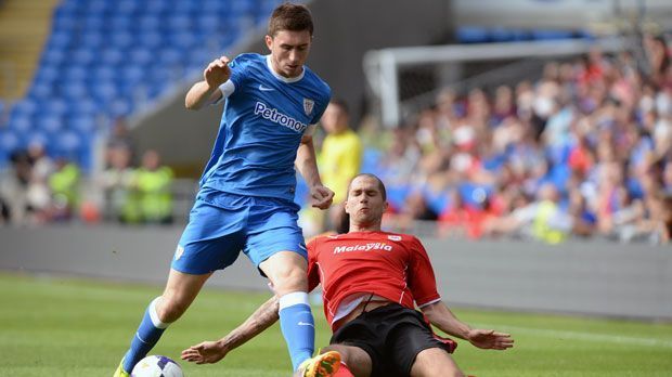 
                <strong>Aymeric Laporte (Athletic Bilbao)</strong><br>
                Aymeric Laporte: Er könnte einer der Abwehrstars Frankreichs werden. Laporte spielt in Spanien für Athletic Bilbao und in der U21 Frankreichs. Zurzeit ist der 21-Jährige aber zum Zuschauen verdammt. Eine Knieverletzung setzt den Innenverteidiger außer Gefecht. Vor seinem Ausfall gehörte er zum Stammpersonal der Basken. Angeblich soll Laporte vom FC Barcelona umworben werden.
              