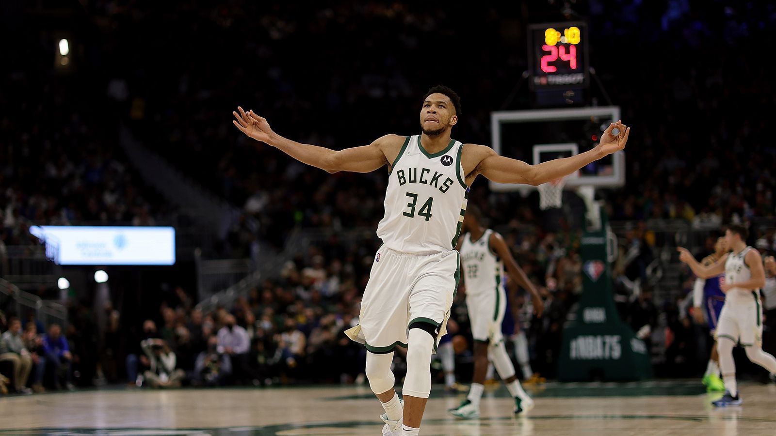 
                <strong>3. Platz: Giannis Antetokounmpo (Milwaukee Bucks)</strong><br>
                &#x2022; 39 Spiele -<br>&#x2022; 28,6 Punkte pro Spiel -<br>&#x2022; 11,3 Rebounds pro Spiel -<br>&#x2022; 6,0 Assists pro Spiel -<br>&#x2022; 28,2% Dreierquote -<br>
              