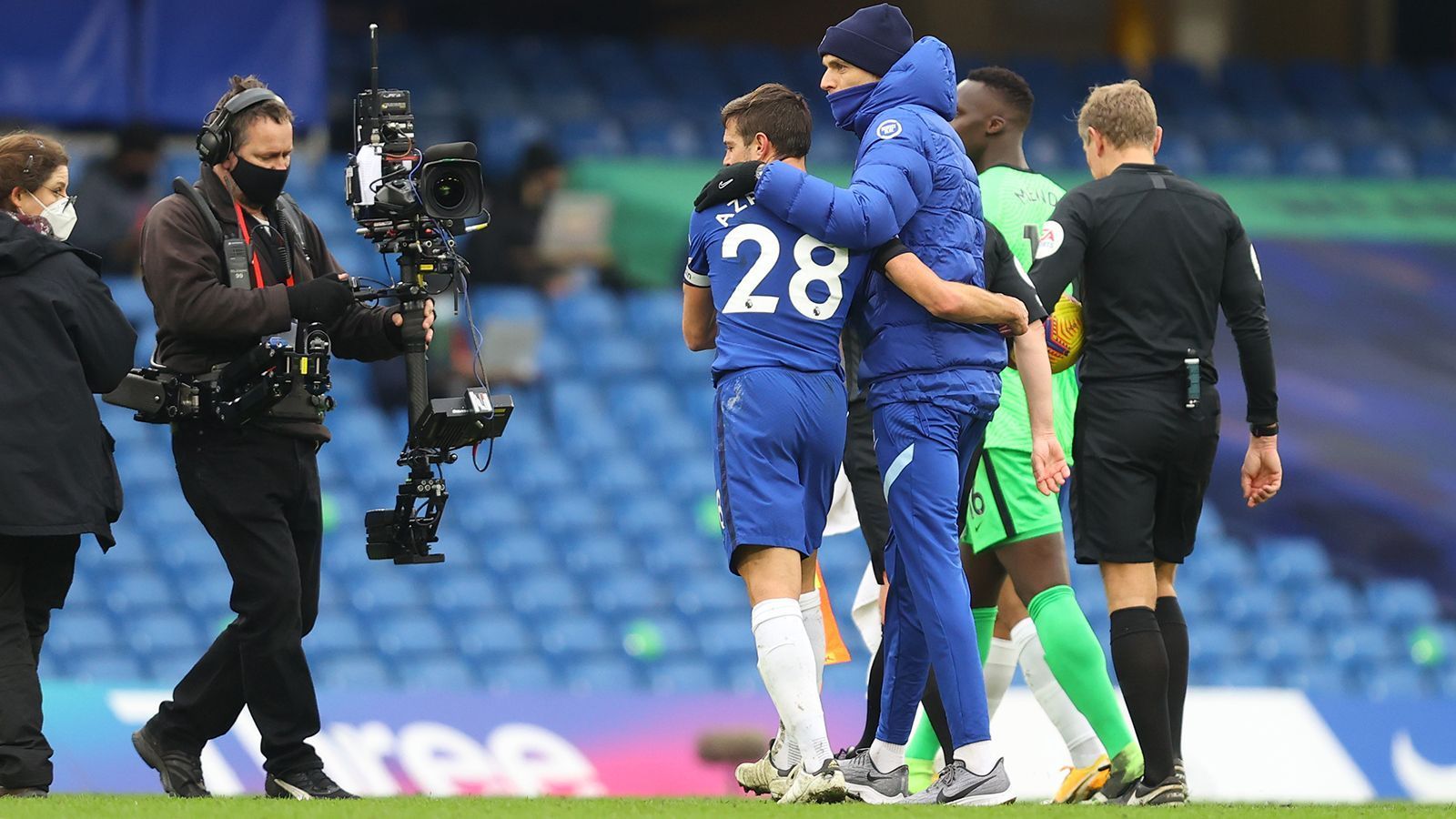 
                <strong>FC Porto – FC Chelsea (Hinspiel 7. April/Rückspiel 13. April)</strong><br>
                Da ist es auch wenig hilfreich, dass der kommende Gegner unter seinem neuen Coach Thomas Tuchel nicht nur das Fußballspielen wieder für sich entdeckt hat, sondern auch eine beeindruckende Konstanz an den Tag legt: 15 Spiele dauerte es, bis sich der FC Chelsea erstmals unter seinem neuen Trainer geschlagen geben musste, wenngleich jene Niederlage am vergangenen Wochenende beim 2:5 gegen Kellerkind West Brom dann gleich ordentlich ausfiel. Nichtsdestotrotz haben die Blues nach der Entlassung von Klub-Ikone Frank Lampard wieder in die Spur gefunden, sind in der Premier League auf Rang vier gesprungen und haben zwei bemerkenswert stabile Achtelfinalpartien gegen Atletico (2:0, 1:0) hingelegt. Prognose: Chelsea mag nicht dem Favoritenkreis angehören, für das Halbfinale sollte die fußballerische Überlegenheit gegenüber Porto aber allemal reichen.
              